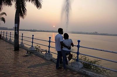 காணாமலே காதல் வளர்க்கும் சமூக வலைத்தளங்கள்