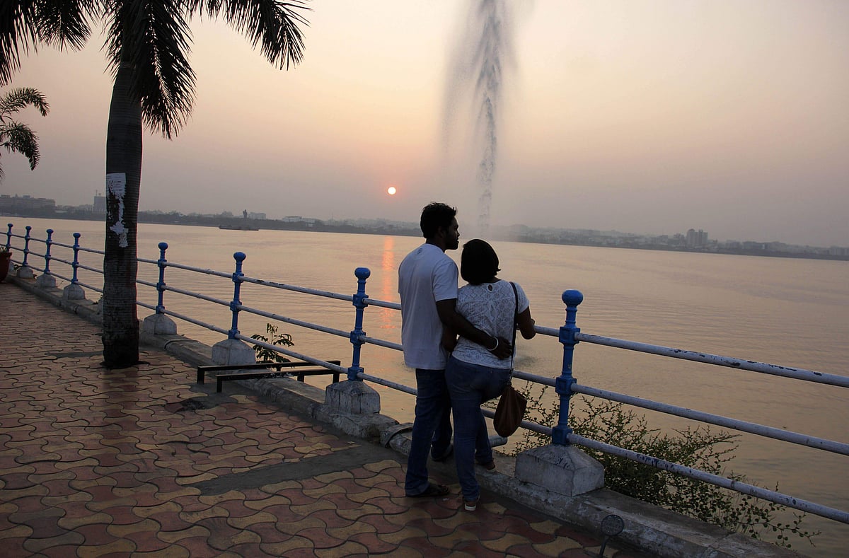 காணாமலே காதல் வளர்க்கும் சமூக வலைத்தளங்கள்