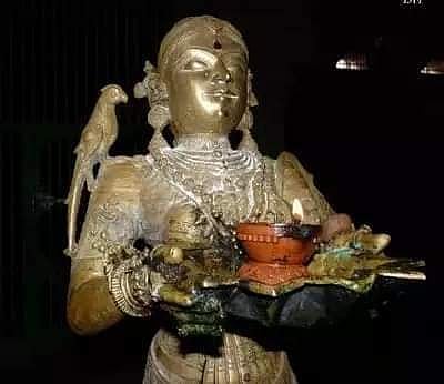 காதலின் தீபம் ஏற்றிய காரிகை - சிலையாகத் திருக்கோவிலில்