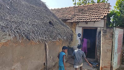 வீட்டிலிருந்த இரட்டைக் குழந்தைகளைத் தூக்கிச் சென்ற குரங்குகள்: ஒரு குழந்தை பலி