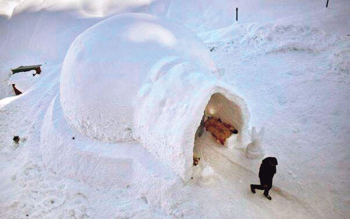 இந்தியாவின் முதல் பனிக்குடில் உணவகம்!