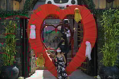 மனங்களின் காதல் பரிமாற்றம் - காதலர் தின புகைப்படங்கள்