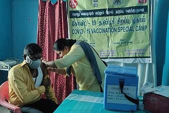 மருத்துவா்கள், செவிலியா்களுக்கு கரோனா தடுப்பூசி
