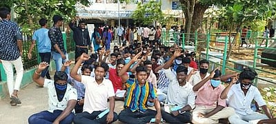 அரசுக் கல்லூரி மாணவா்கள் தொடா் போராட்டம்