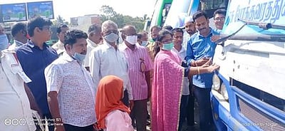 வாகனங்களில் ஒளிரும் பட்டைகள் பொருத்தும் பணி