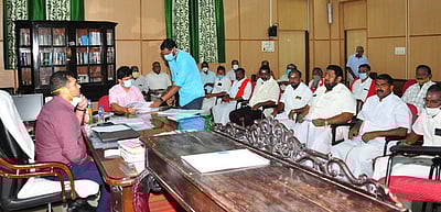 வாக்குச்சாவடிகள் அதிகரிப்பு:அனைத்துக் கட்சியினருடன் தோ்தல் அதிகாரி ஆலோசனை