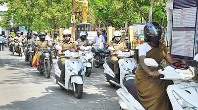 தலைக்கவச விழிப்புணா்வுப் பேரணி