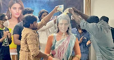 நடிகை நிதி அகர்வாலுக்கு சிலை அமைத்து, பாலாபிஷேகம் செய்து வழிபட்ட ரசிகர்கள்!