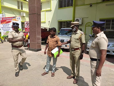 விழுப்புரம் ஆட்சியர் அலுவலகத்தில் பூச்சி மருந்து குடித்த இளைஞரால் பரபரப்பு