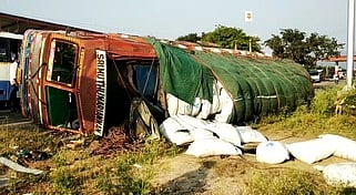 சரக்கு லாரி கவிழ்ந்து விபத்து