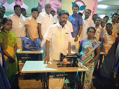 வெள்ளக்கோவிலில் அதிமுக சார்பில் நலத்திட்ட உதவிகள்