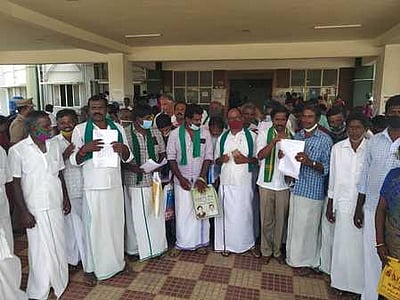 பயிா்க் கடன் தள்ளுபடி செய்யக் கோரி விவசாயிகள் மனு