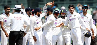 இந்திய மண்ணில் அதிக டெஸ்ட் வெற்றிகள்: தோனியின் சாதனையை சமன் செய்தார் விராட் கோலி!