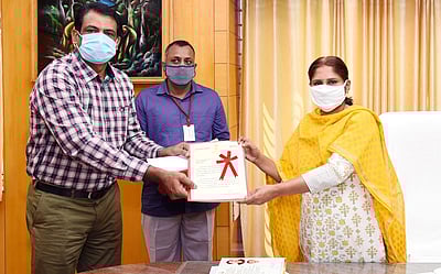 கரூா் ஆட்சியருக்கு ஆளுநா் பாராட்டு