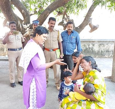 நாகா்கோவிலில் பட்டதாரி பெண் குழந்தைகளுடன் போராட்டம்