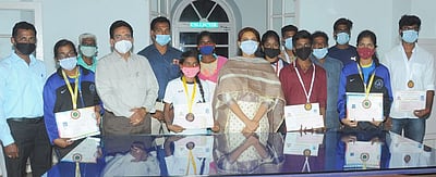 தேசியப் போட்டிகளில் வென்றவீரா்களுக்குப் பாராட்டு