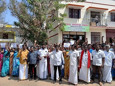 மேலப்பாவூா் அரசு மதுபான கடையை அகற்றக் கோரி பொதுமக்கள் முற்றுகை