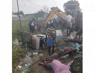 தூத்துக்குடியில் சரக்கு வாகனம் கவிழ்ந்ததில் 5 பெண்கள் பலி