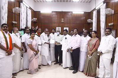 புதுவை முதல்வர் பெரும்பான்மையை நிரூபிக்க ஆளுநரிடம் எதிர்க்கட்சிகள் வலியுறுத்தல்