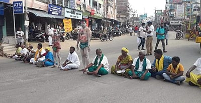 உசிலம்பட்டியில் டி.என்.டி. சான்றிதழ் கேட்டு சாலை மறியல்