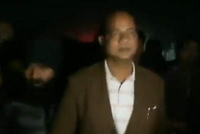 ரயில் நிலையத்தில் அமைச்சர் மீது வெடிகுண்டு வீச்சு:  காயங்களுடன் மருத்துவமனையில் அனுமதி