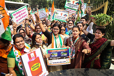 பல்வேறு இடங்களில் எரிபொருள் விலையுயர்வைக் கண்டித்து போராட்டம்