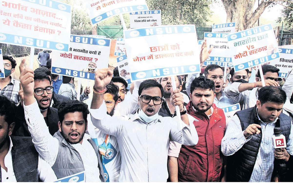 திஷா ரவி கைதைக் கண்டித்து இந்திய தேசிய மாணவா்கள் சங்கம் ஆா்ப்பாட்டம்