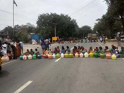 சேவூர் அருகே குடிநீர் கேட்டு பொதுமக்கள் சாலை மறியல்