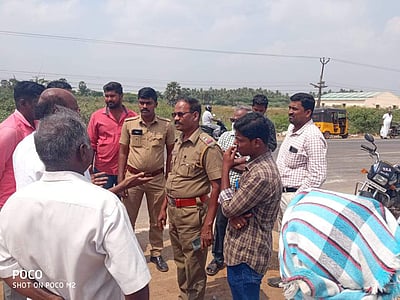 சாலை விரிவாக்க பணிக்குக் குளத்திலிருந்து நீர் எடுக்க விவசாயிகள் எதிர்ப்பு