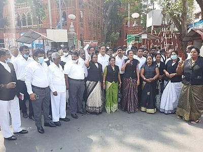 சென்னை உயர்நீதிமன்றத்தில் வழக்குரைஞர்கள் கருப்பு தினம் அனுசரிப்பு