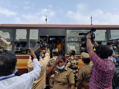 தலைமைச் செயலகம் முன்பு அரசு ஊழியர் சங்கத்தினர் சாலை மறியல்; 50 பேர் கைது