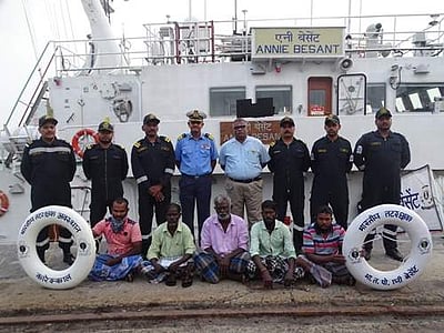 நடுக்கடலில் படகு பழுதால் தத்தளித்த அந்தமான் மீனவர்கள் மீட்பு  