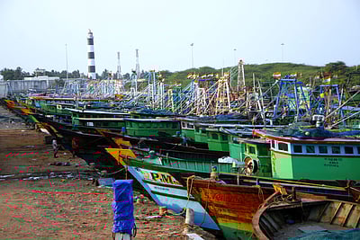 நாகை மீனவர்கள் மீது இலங்கை கடற்கொள்ளையர்கள் தாக்குதல்