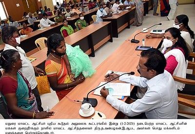 10 மாதங்களுக்குப் பிறகு மக்கள் குறைதீா் கூட்டம்: ஆட்சியரிடம் பொதுமக்கள் மனு