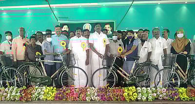 பரமக்குடியில் பிளஸ் 1 மாணவா்களுக்கு விலையில்லா சைக்கிள்கள்