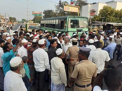 செஞ்சியில் முஸ்லிம் அமைப்பினா் சாலை மறியல்.