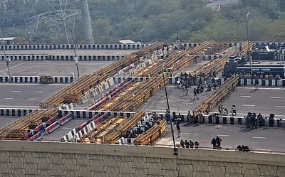 முள்வேலிகள், கான்க்ரீட் தடுப்புகள், தடுப்புச் சுவர்கள் அமைக்கும் பணி: தில்லி காவல்துறை தீவிரம்