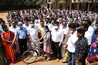 நியாயவிலைக் கடைகளில் விலையில்லா பொருள்கள் வழங்குவது தொடரும்: அமைச்சா் செல்லூா் கே.ராஜூ