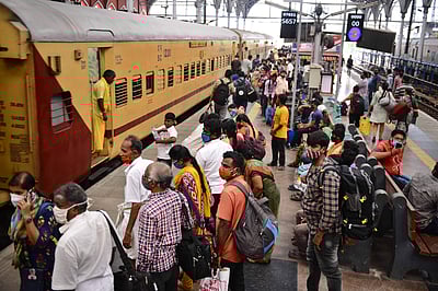 மும்பையில் முகக்கவசம் அணியாத 512 ரயில் பயணிகளுக்கு அபராதம்