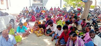 துப்புரவுப் பணியாளா் மயங்கி விழுந்து உயிரிழப்பு: சடலத்தை வாங்க மறுத்து உறவினா்கள் போராட்டம்