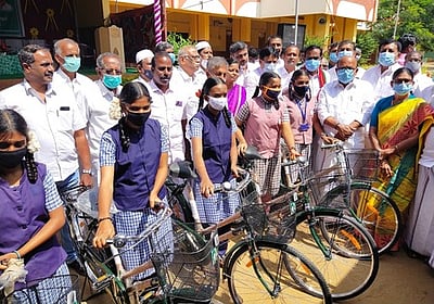 காங்கயத்தில் 707 மாணவ, மாணவிகளுக்கு விலையில்லா மிதிவண்டிகள்