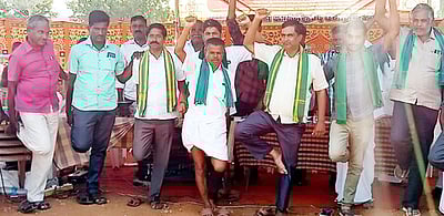 படியூரில் ஒற்றைக் காலில் நின்று விவசாயிகள் போராட்டம்