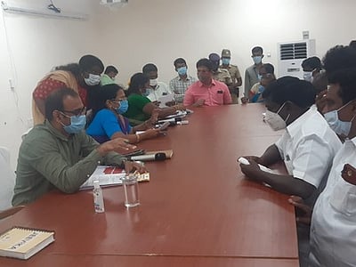 நெசவுத் தொழிலுக்கு பாதுகாப்பு: ஆட்சியரிடம் திமுக வலியுறுத்தல்