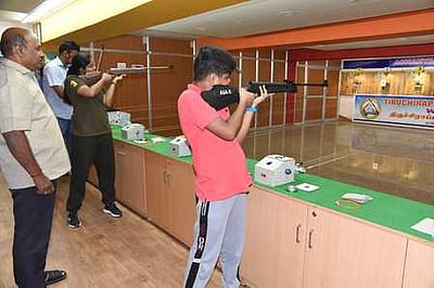 துப்பாக்கி சுடும் போட்டி: வெற்றி பெற்றவா்களுக்குப் பரிசளிப்பு