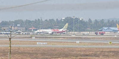 ஏர் இந்தியா எக்ஸ்பிரஸ் விமானம் மின் கம்பத்தில் மோதல்