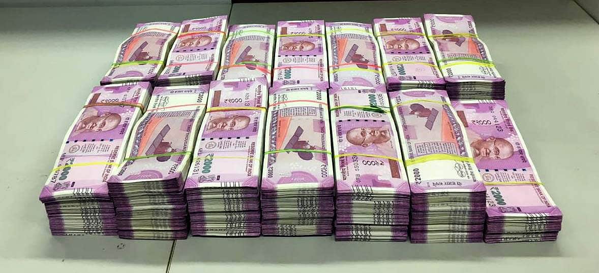 மும்பையில் காவலர்கள் போல நடித்து ரூ.12 கோடி கொள்ளையடித்த 8 பேர் கைது