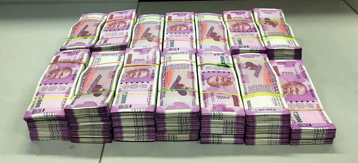 மும்பையில் காவலர்கள் போல நடித்து ரூ.12 கோடி கொள்ளையடித்த 8 பேர் கைது