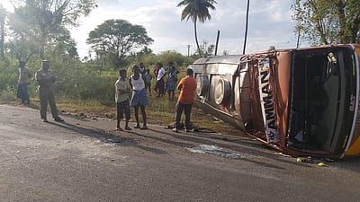 தம்மம்பட்டி அருகே பால் லாரி கவிழ்ந்தது