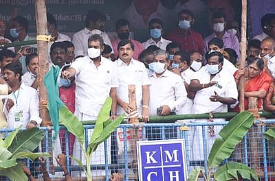 கோவையில் ஜல்லிக்கட்டு: அமைச்சர் எஸ். பி. வேலுமணி கொடியசைத்து தொடங்கி வைத்தார் 