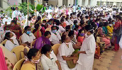 புதுச்சேரியில் சுகாதாரப் பணியாளா்கள்ஒரு நாள் வேலைநிறுத்தம் நோயாளிகள் பாதிப்பு